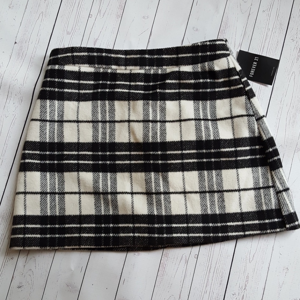 Plaid black and white skirt forever 21